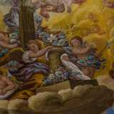 Altri putti alati volteggiano leggiadri tenendo tra le mani ghirlande e canestri di fiori...